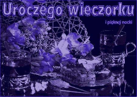 Niebieskie kwiaty na stole miłego wieczoru